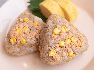 鮭とコーンの塩バターおにぎり
