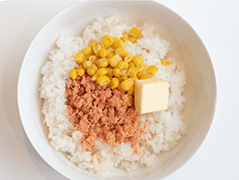 鮭とコーンの塩バターおにぎり