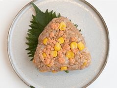 鮭とコーンの塩バターおにぎり