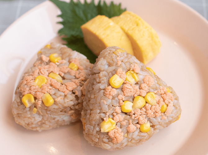 鮭とコーンの塩バターおにぎり