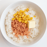 鮭とコーンの塩バターおにぎり