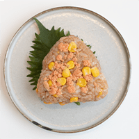 鮭とコーンの塩バターおにぎり